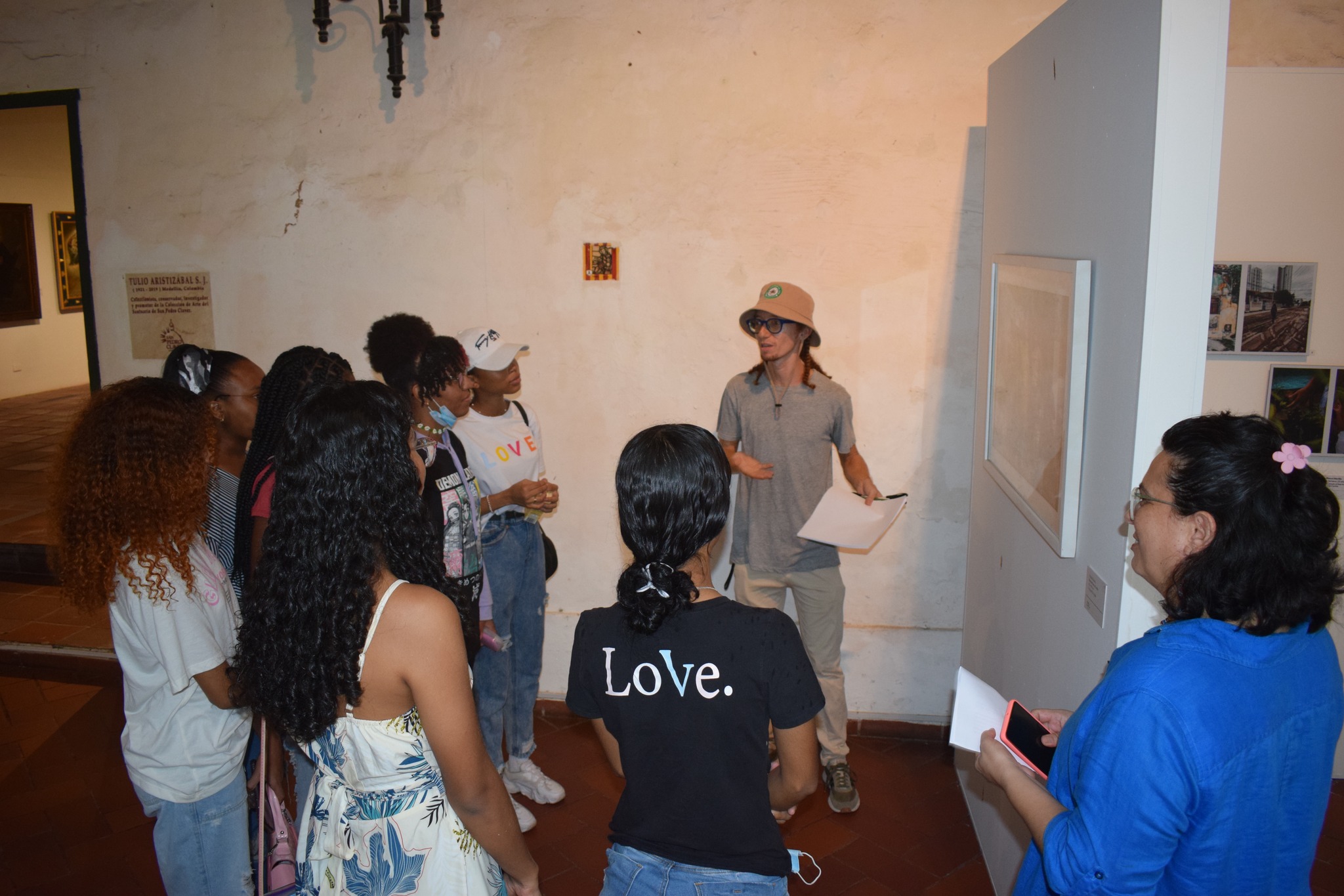 Primera visita guiada a la exposición Imagina Cartagena Lab en el